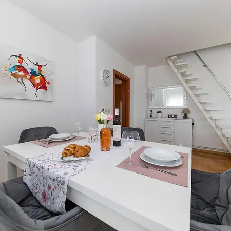 Modern - Visnjik Sport Center Area Apartment *